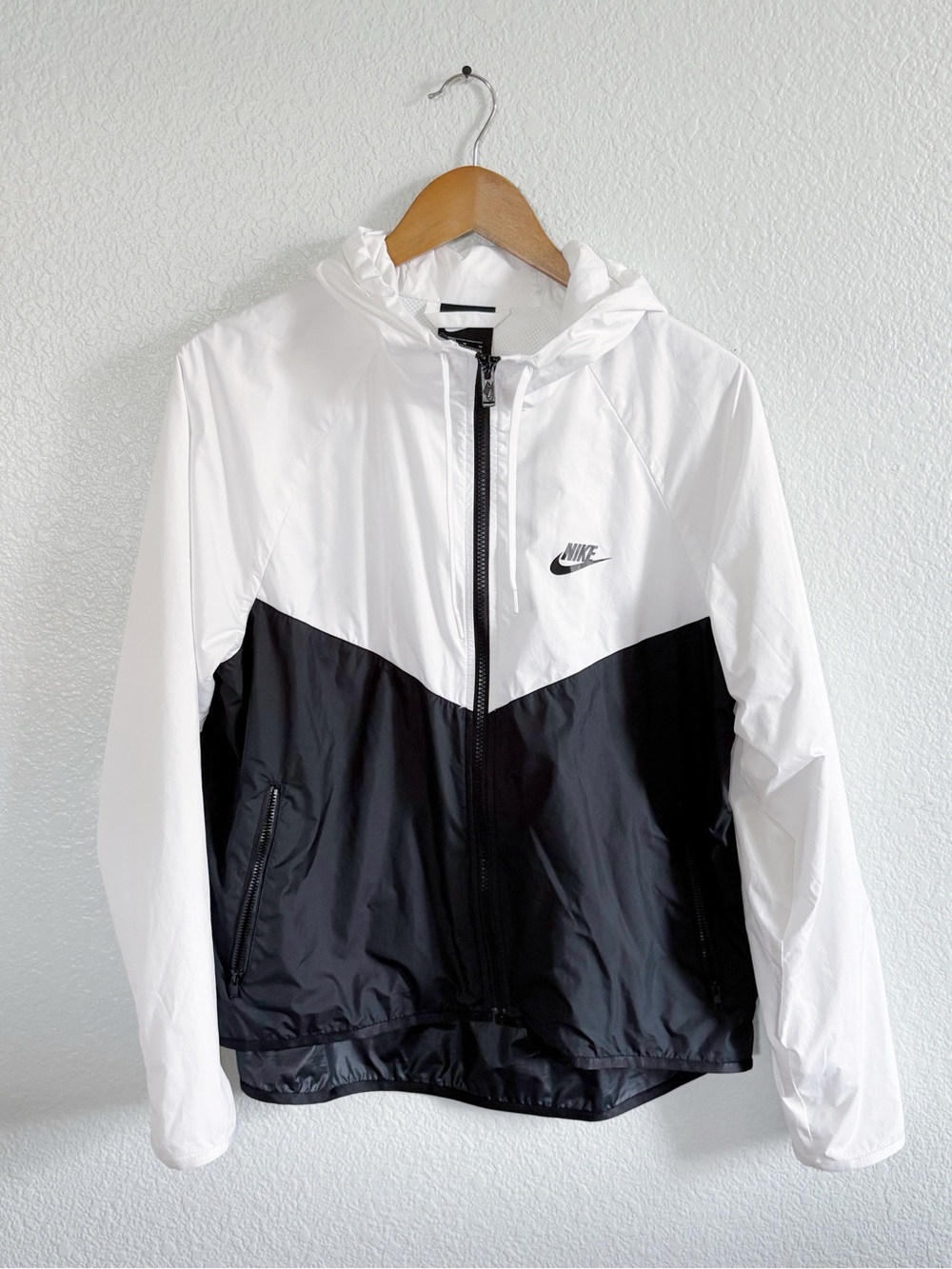 Nike Women's Sportswear Windrunner Jacket Medium Black And White
